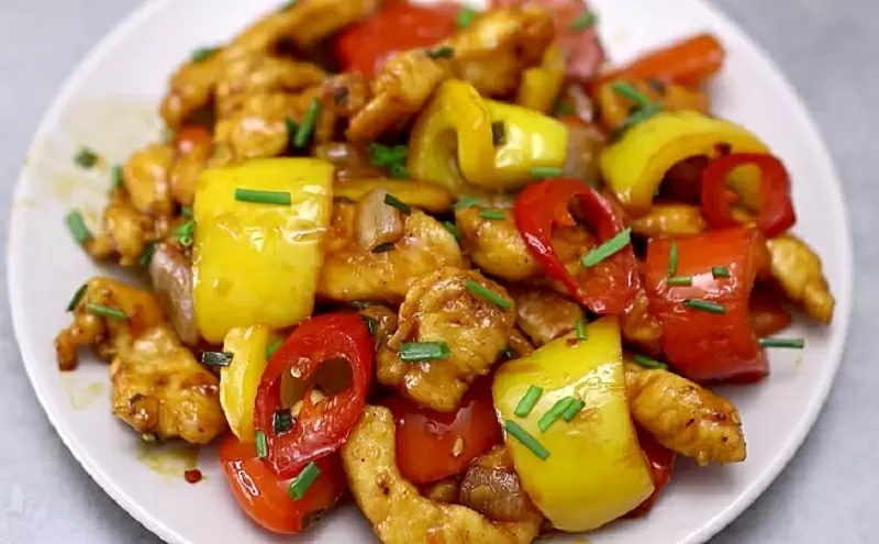Куриное рагу с сладким перцем: создайте восхитительное блюдо с кисло-сладким акцентом