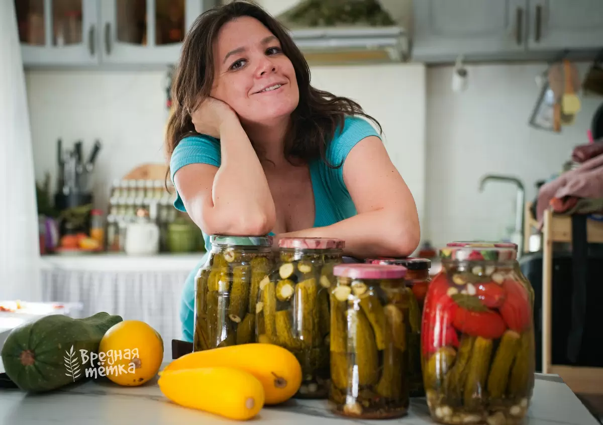 Заготовка зеленых квашеных томатов: вечерний кулинарный проект