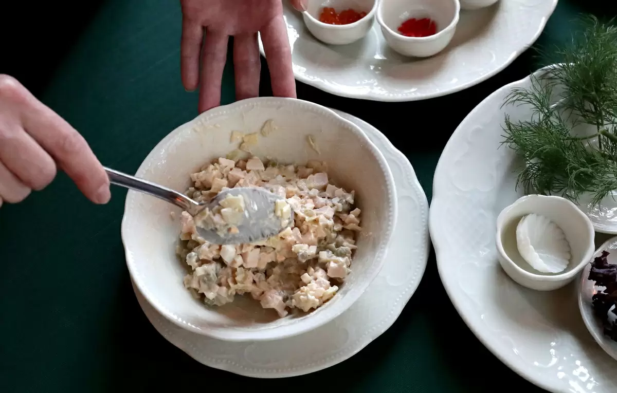 Почему не стоит хранить новогодние салаты дольше суток