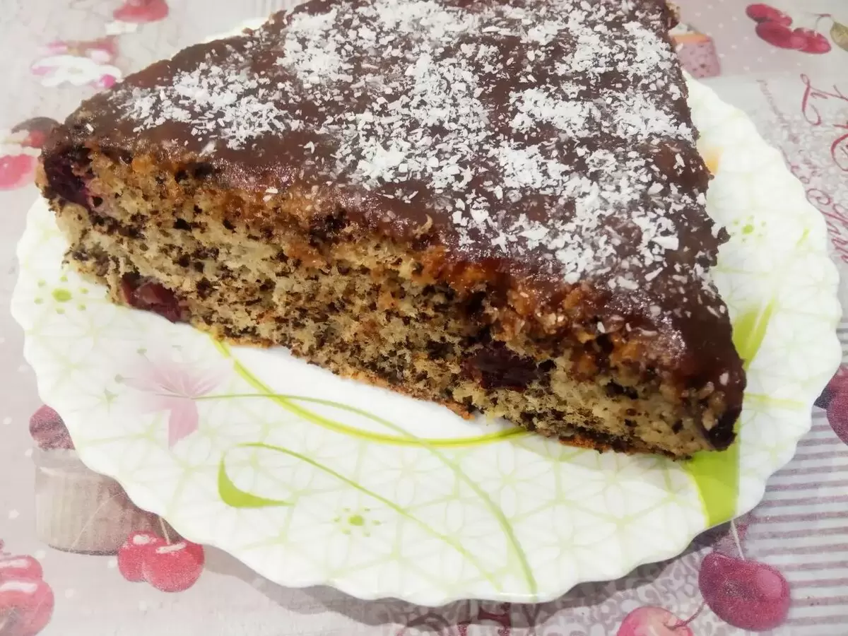 Деликатесный бисквитный пирог с черешней и шоколадом