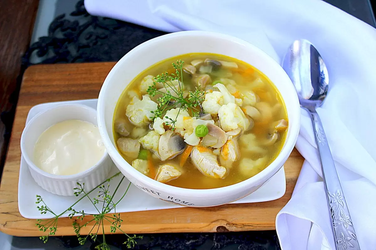 Ароматный суп с цветной капустой и шампиньонами