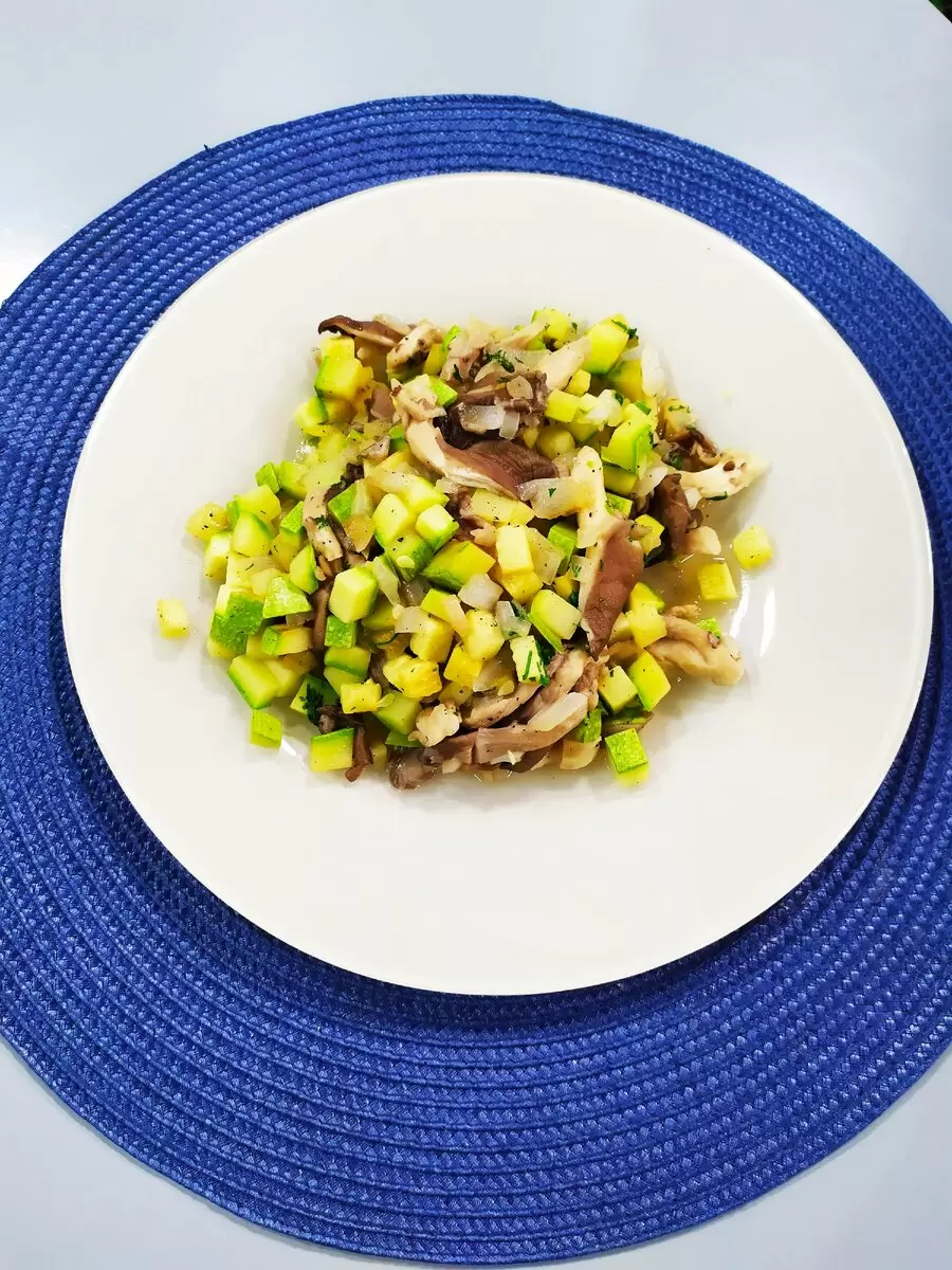 Польза в каждом кусочке: Быстрый завтрак с вешенками и кабачком