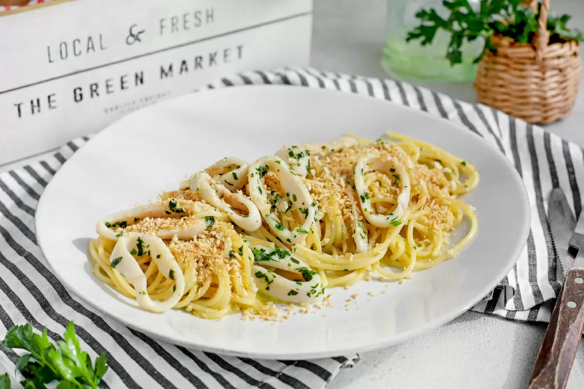 Удивительная паста с кальмарами и хрустящей сырной корочкой: вкус, который покорит сердца