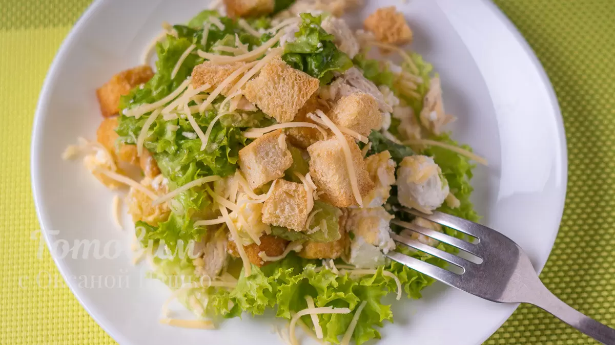Салат с курицей и хрустящими сухариками: идеальное угощение для любого праздника