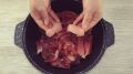 Вкусное мясное блюдо на луковой подушке: секреты приготовления