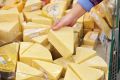 Как сохранить сыр свежим: советы экспертов по хранению в холодильнике