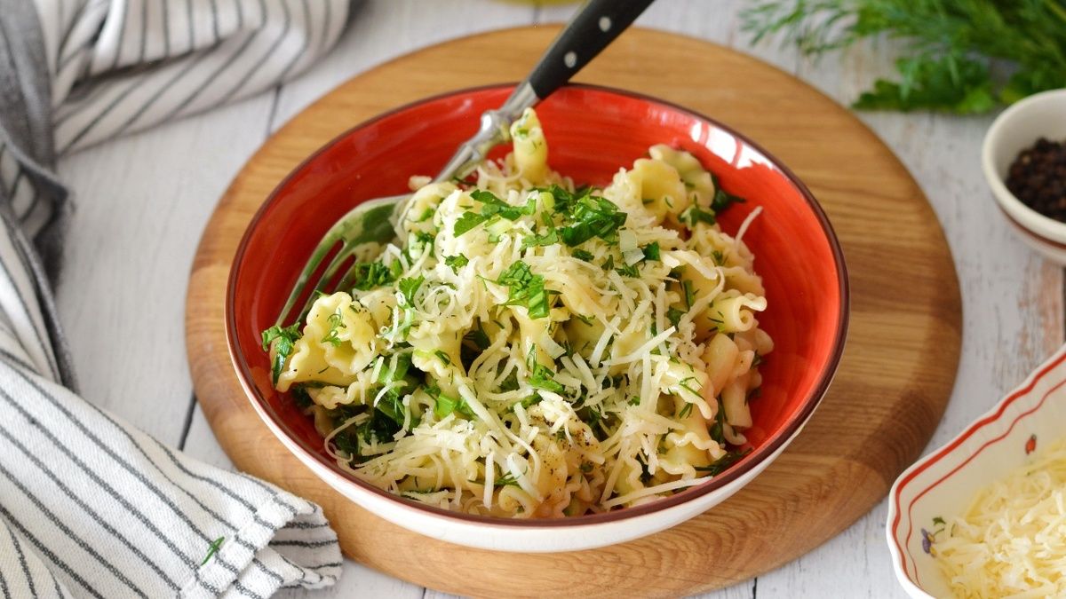 Весенний фейерверк вкуса: макароны с зеленью и сыром