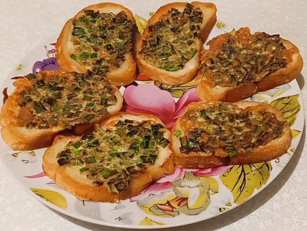 Пшеничные гренки с яйцом и зелёным луком: лакомство, которое вызывает аппетит